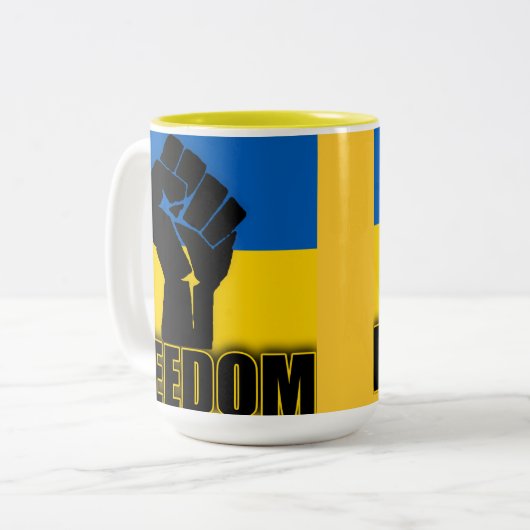 自由のための握りこぶしを搭載するウクライナの旗 ツートーンマグカップ (正面左)