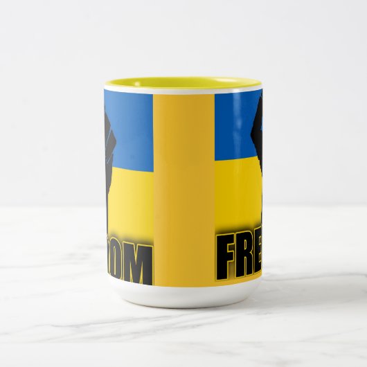 自由のための握りこぶしを搭載するウクライナの旗 ツートーンマグカップ (中央)