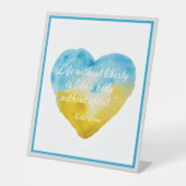 自由のない生活引用文ウクライナハート 台座サイン (正面)