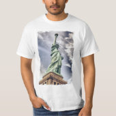 自由のシャツとジャケットの像 Tシャツ (正面)