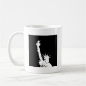 自由のシルエットポップ・アートのの白黒の芸術像 コーヒーマグカップ (左)