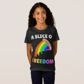 自由のスライスゲイプライドピザレインボー旗 Tシャツ (正面フル)