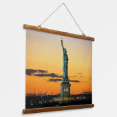 自由の女神、日の出の写真 吊り下げ型タペストリー (傾斜あり)