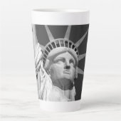 自由の白黒の像 カフェラテマグ (正面)