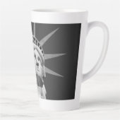 自由の白黒の像 カフェラテマグ (右)