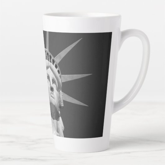 自由の白黒の像 カフェラテマグ (右)