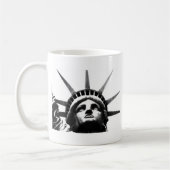 自由の白黒の像 コーヒーマグカップ (左)