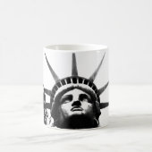自由の白黒の像 コーヒーマグカップ (中央)