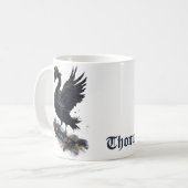自由の翼スケートボード上の黒い白鳥。 コーヒーマグカップ (正面左)