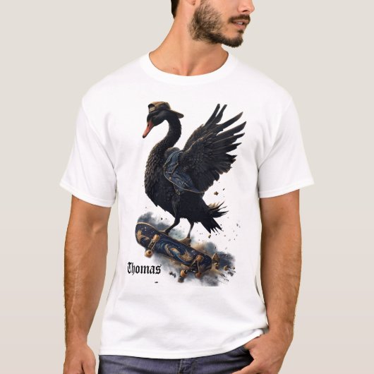 自由の翼スケートボード上の黒い白鳥。 Tシャツ (正面)