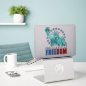 自由の象徴 | 8"x 8" – 光沢トランペアレント シール (デスク上のノートパソコン)