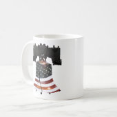 自由の鐘とアメリカ国旗 コーヒーマグカップ (正面左)