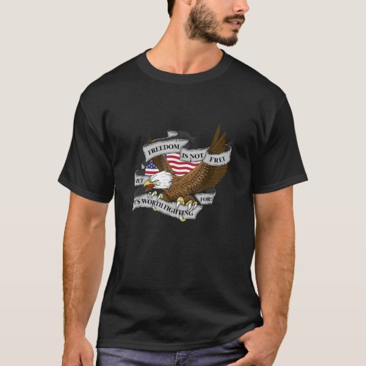 自由はアメリカ国旗のイラストレーションとフリーイーグルではない Tシャツ (正面)
