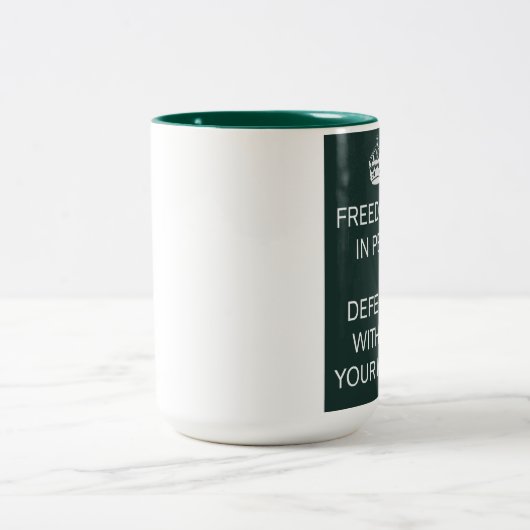自由は危険に守りますすべてのあなたの力とのそれをあります ツートーンマグカップ (中央)