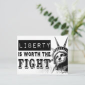 自由は反対運動のはがきに値する ポストカード (スタンド正面)