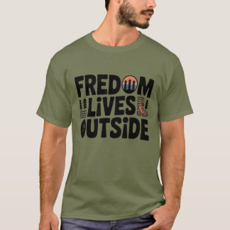 自由は外に生きる ハイキングTシャツ Tシャツ