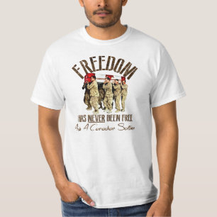 自由は尋ねますカナダの兵士に自由に決してありませんでした Tシャツ