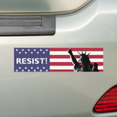 自由は影の旗の背景幕で抵抗します バンパーステッカー (車上)