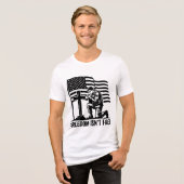 自由は無料ではない ひざまずく兵士 愛国 トライブレンドTシャツ (正面全面)