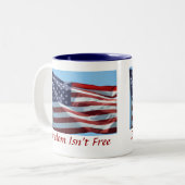 自由は自由ではないです ツートーンマグカップ (正面左)