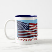 自由は自由ではないです ツートーンマグカップ (左)