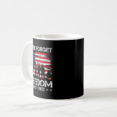 自由を忘れないはメモリアルデイではない アメリカ退役軍人 コーヒーマグカップ (正面左)