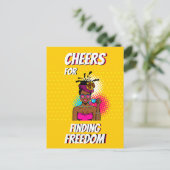 自由を見つける応援女性の幸せなカラフル ポストカード (スタンド正面)