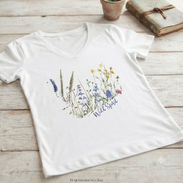 自由奔放な女性のためのワイルドフラワーのギフト Tシャツ