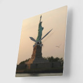 自由日没の彫像 スクエア壁時計 (傾斜)