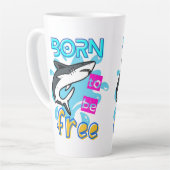 自由生まれになる カフェラテマグ (左アングル)