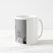 自由白黒像ニューヨーク コーヒーマグカップ (正面右)