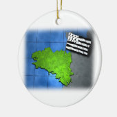 自身の旗が付いているブリッタニー セラミックオーナメント (左)