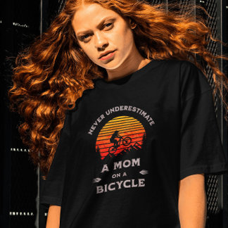 自転車おもしろいで母を過小評価してはいけない Tシャツ