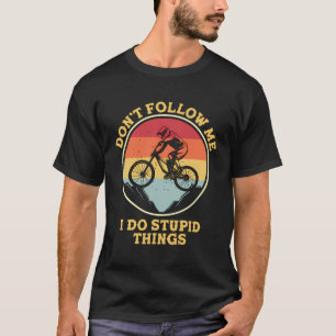 自転車おもしろいに乗っ後を追て私は愚かTをする Tシャツ