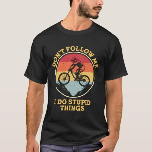 自転車おもしろいに乗っ後を追て私は愚かTをする Tシャツ (正面)
