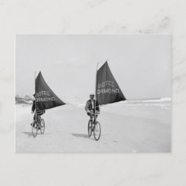 自転車がビーチに乗る ポストカード
