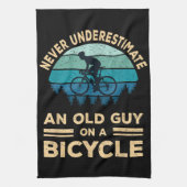 自転車で老人を甘く見てはいけないおもしろい キッチンタオル (縦)