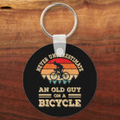 自転車で老人を甘く見てはいけないおもしろい キーホルダー (正面)