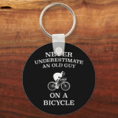 自転車で老人を甘く見てはいけないおもしろい キーホルダー (正面)
