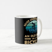 自転車で老人を甘く見てはいけないおもしろい コーヒーマグカップ (正面右)