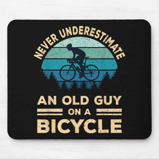 自転車で老人を甘く見てはいけないおもしろい マウスパッド (正面)