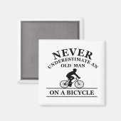 自転車で老人を軽く見る マグネット (正面/裏面)