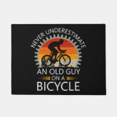 自転車で老人を過小評価してはいけない ドアマット (正面)