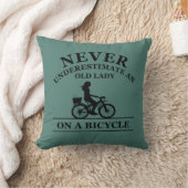 自転車で老婦人を甘く見てはいけない クッション (ブランケット)