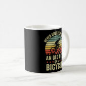 自転車で走る老人を決して過小評価しない コーヒーマグカップ (正面右)