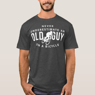 自転車で走る老人を決して過小評価しない Tシャツ