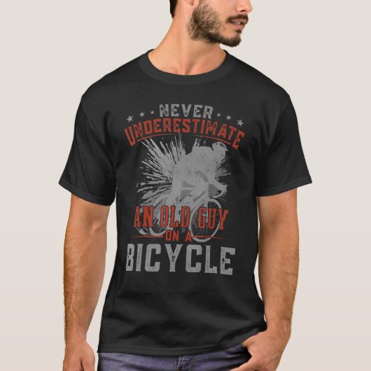 自転車で走る老人を決して過小評価しない Tシャツ (正面)
