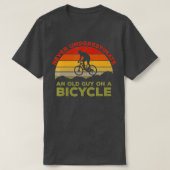 自転車で走る老人を決して過小評価しない Tシャツ (デザイン正面)