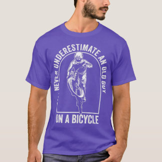 自転車で走る老人を決して過小評価しない Tシャツ