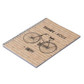 自転車と幸せで旧式な木製ベージュ色に匹敵します ノートブック (左側)